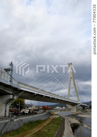 Overlooking the Shininagawa Ohashi Bridge from the Nakahashi Bridge over the Ina River that runs between Kawanishi City and Ikeda City. 77804338
