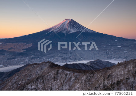 被清晨的陽光照耀的富士山 被清晨的陽光照耀的富士山 77805231