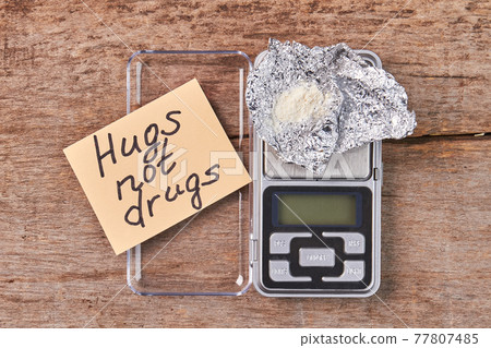 Paper message, digital scales, heroin. 77807485