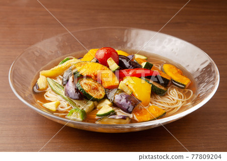 Soy noodles of summer vegetables fried 77809204