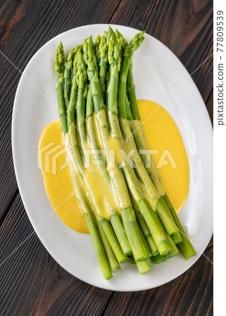 Cooked asparagus with Hollandaise sauce 77809539