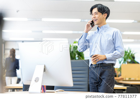 Business people working in the office Business people working in the office 77811377