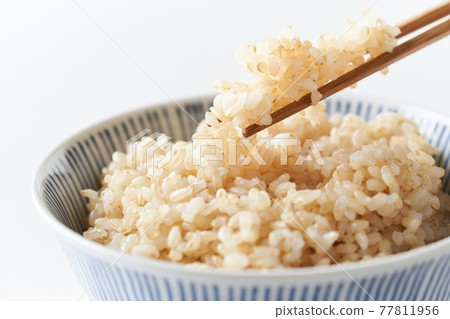 Brown rice served in a bowl 77811956