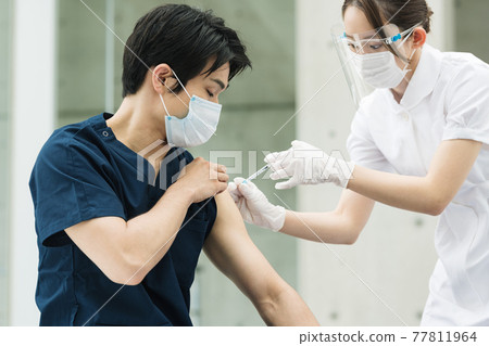 Image of medical staff inoculating vaccine 77811964
