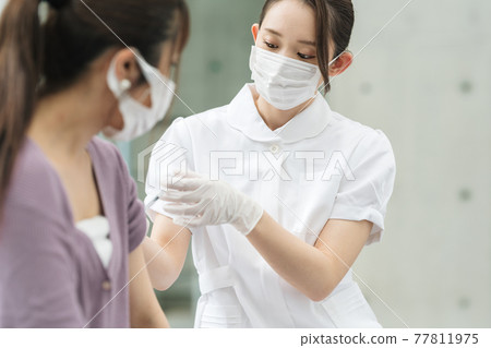 醫護人員接種疫苗 醫護人員接種疫苗 77811975