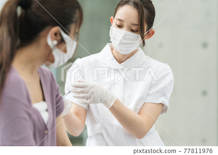 醫護人員接種疫苗 醫護人員接種疫苗 77811976