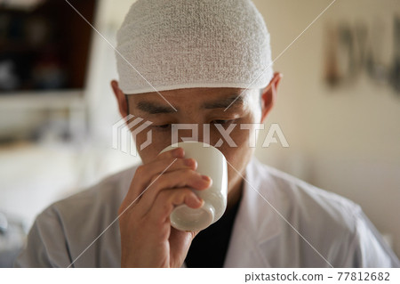 森先生品嚐清酒 77812682