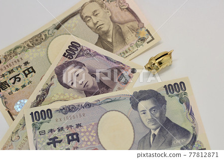 Pig figurine and 10,000 yen bill, 5,000 yen bill, 1,000 yen bill on a white background Pig figurine and 10,000 yen bill, 5,000 yen bill, 1,000 yen bill on a white background 77812871