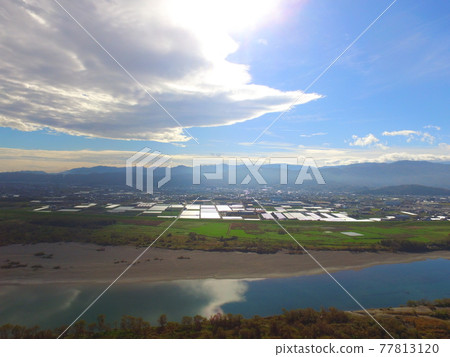 Aerial view from Yoshino River to drone (Yoshino River left bank / Ayabe, Kamiita Town, Tokushima Prefecture) Aerial view from Yoshino River to drone (Yoshino River left bank / Ayabe, Kamiita Town, Tokushima Prefecture) 77813120