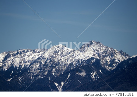 Yatsugatake that shines in the clear sky Yatsugatake that shines in the clear sky 77813191