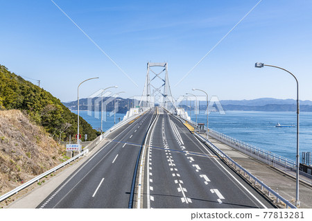 Onaruto Bridge in fine weather in Naruto City, Tokushima Prefecture 77813281