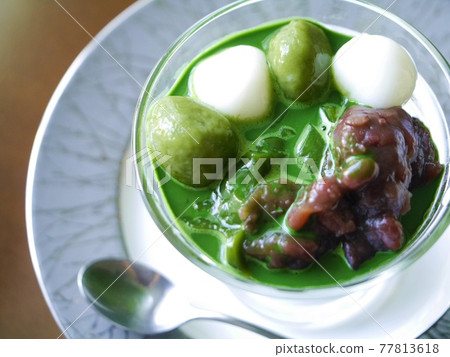 Matcha jelly with white balls (high angle horizontal position) Matcha jelly with white balls (high angle horizontal position) 77813618