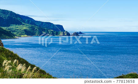 從北海道積丹半島神威岬眺望 從北海道積丹半島神威岬眺望 77813658
