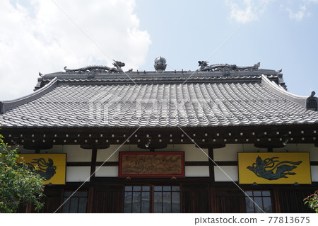 May Suginami 38 Chozenji Temple (also known as Akamonji Temple) Two dragons on the roof centered on the main hall "Treasure Pearl" 77813675
