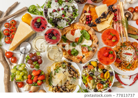 Italian pasta with simple tomato sauce 77813737