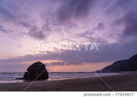 島根縣出雲市稻佐海灘的日落 島根縣出雲市稻佐海灘的日落 77814057