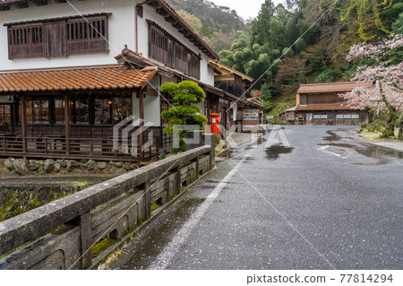 島根縣織田市,下雨的石見銀山銀山大森的街道 島根縣織田市,下雨的石見銀山銀山大森的街道 77814294