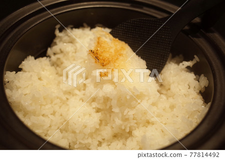 剛煮熟的煲仔飯 剛煮熟的煲仔飯 77814492
