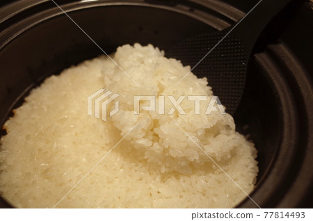 剛煮熟的煲仔飯 剛煮熟的煲仔飯 77814493