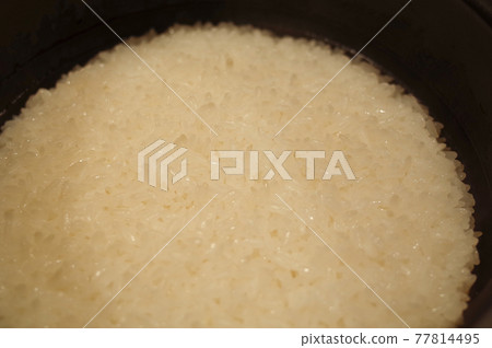 剛煮熟的煲仔飯 剛煮熟的煲仔飯 77814495