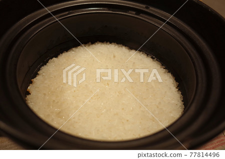 剛煮熟的煲仔飯 剛煮熟的煲仔飯 77814496