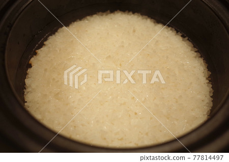 剛煮熟的煲仔飯 77814497