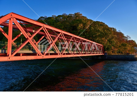 Collaboration scene of red bridge of Lake Shikotsu and autumn leaves dyed in the setting sun @ Hokkaido Collaboration scene of red bridge of Lake Shikotsu and autumn leaves dyed in the setting sun @ Hokkaido 77815201