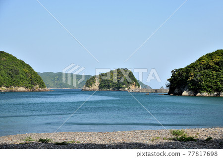 在新浦漁港眺望大海【三重縣侗井郡南瀨町】 在新浦漁港眺望大海【三重縣侗井郡南瀨町】 77817698