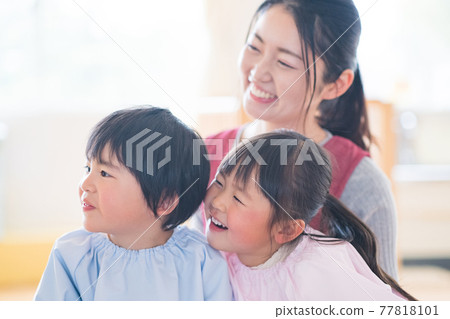 Nursery teacher reading a story Nursery teacher reading a story 77818101