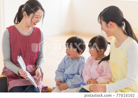 Nursery teacher reading a story Nursery teacher reading a story 77818102