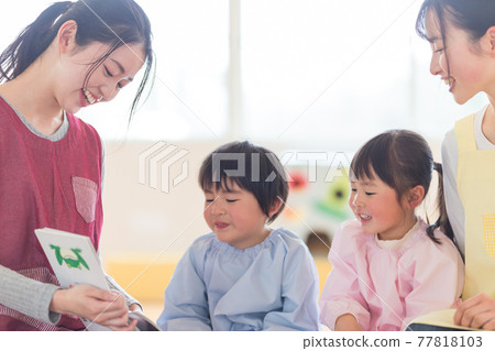 Nursery teacher reading a story Nursery teacher reading a story 77818103