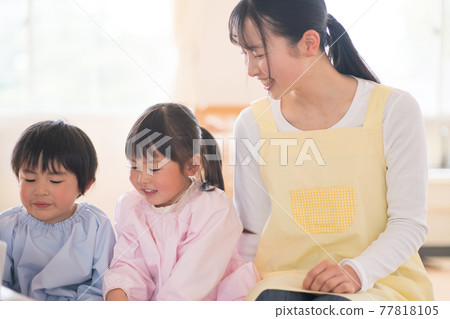 Nursery teacher reading a story 77818105