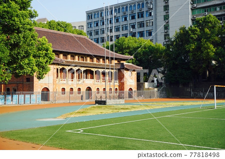 仲夏遊樂場和旁邊的老建築 仲夏遊樂場和旁邊的老建築 77818498