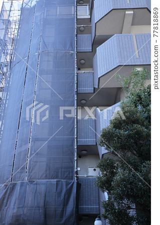 Scaffolding for large-scale condominium repairs Scaffolding for large-scale condominium repairs 77818869