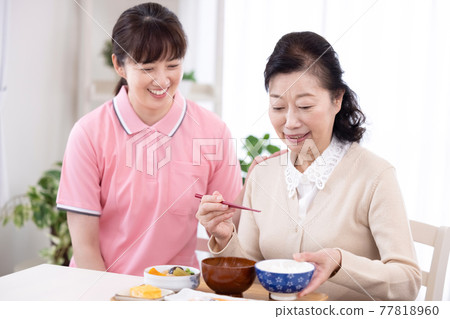 Long-term care image: Senior women and caregivers eating meals Long-term care image: Senior women and caregivers eating meals 77818960