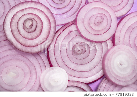 Red onion rings, close up of sliced red onion 77819358