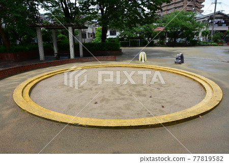 兒童公園的圓形沙箱 77819582