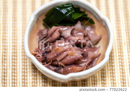 海鮮小吃裙帶菜海藻和螢火蟲魷魚 海鮮小吃裙帶菜海藻和螢火蟲魷魚 77822622