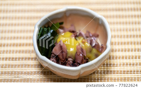 海鮮小吃裙帶菜海藻和螢火蟲魷魚 77822624