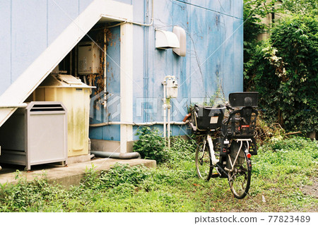 停在空地上的電動自行車 停在空地上的電動自行車 77823489
