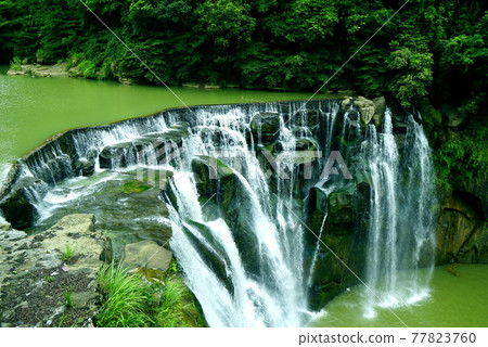 Taiwan's famous tourist attraction Shifen Waterfall, famous for lantern skipping 77823760