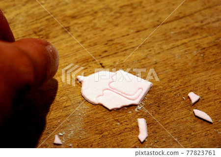 Die-cutting of fairs that are indispensable for Japanese festivals 77823761