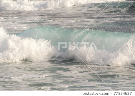 Waves on the Tehiro coast of Amami Oshima 77824627