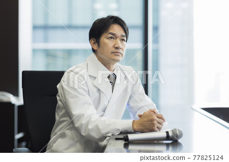 穿白大褂的男醫生研究員 77825124