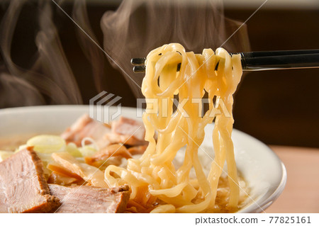 用筷子挑起拉麵的照片 77825161