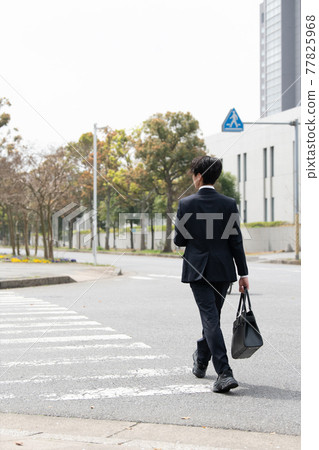 通勤上班的商人後方 77825968