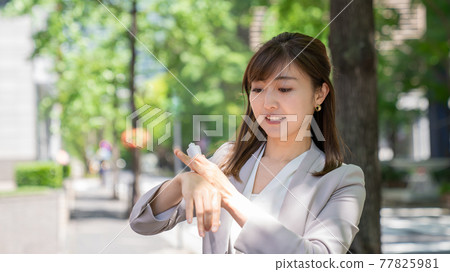年輕女子在戶外塗抹防曬霜 77825981