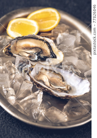 Oysters with fresh lemon Oysters with fresh lemon 77826846