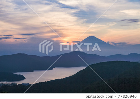 (Kanagawa Prefecture) From Mt. Daikanzan in Hakone, Mt. Fuji in the rainy season, evening view 77826946