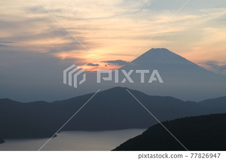 (Kanagawa Prefecture) From Mt. Daikanzan in Hakone, Mt. Fuji in the rainy season, evening view 77826947